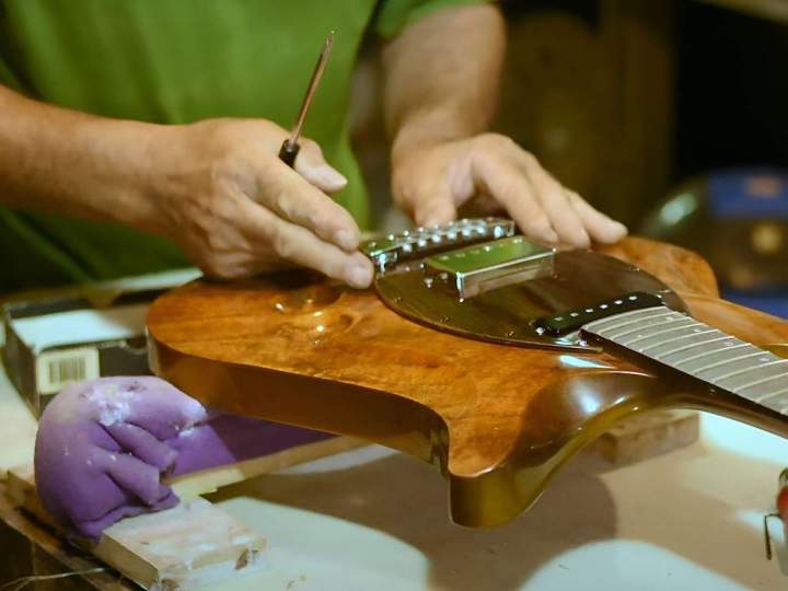 Nous fabriquons des guitares et des contrebasses.